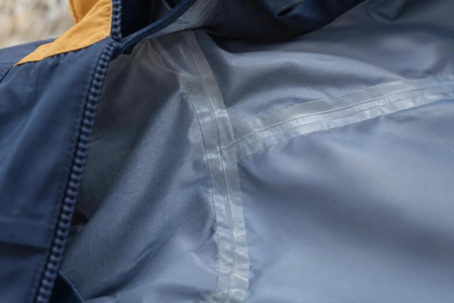 Nahaufnahme zur Veranschaulichung einer verschweißten Naht in einer blauen Outdoorjacke.
